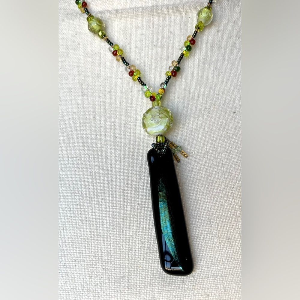 Glass bead necklace lime + w/black pendant - Picture 2 of 10